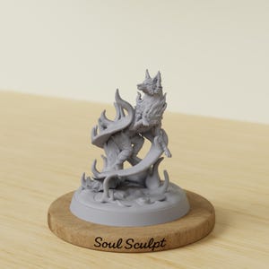 Könnte beinhalten: Eine graue, unbemalte Miniatur aus Kunstharz, die ein fuchsartiges Wesen zeigt, umgeben von wirbelnden, flammenartigen Formen auf einem runden Sockel. Der Sockel ist auf einer Holzplatte mit dem Schriftzug Soul Sculpt montiert.