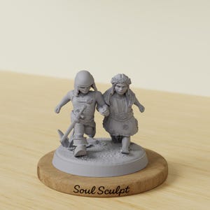 Puede incluir: Una escultura gris de dos figuras tomadas de la mano, una con casco y espada, la otra con corona de flores y vestido. Las figuras están sobre una base circular con el texto "Soul Sculpt" sobre una base de madera.