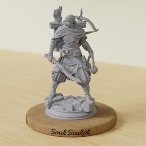 Puede incluir: Figura gris de un guerrero, armado con una espada, arco y maza. La figura está sobre una base rocosa, montada en un disco de madera. El texto "Soul Sculpt" es visible en la base.
