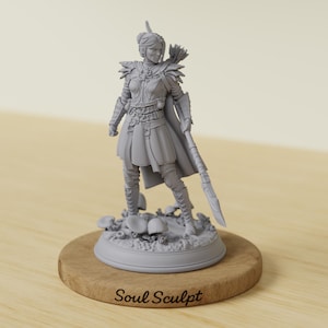 Puede incluir: Figura gris de una arquera, de pie sobre una base con setas. Lleva una armadura detallada y sostiene un arco y una espada. La base está sobre una plataforma redonda de madera. El texto "Soul Sculpt" está impreso en la base.