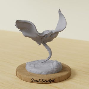 Könnte beinhalten: Eine graue Skulptur einer Kreatur mit flügelartigen Merkmalen, montiert auf einem runden Holzsockel. Die Skulptur weist komplizierte Details und ein fließendes Design auf. Der Text "Soul Sculpt" ist auf der Basis aufgedruckt.