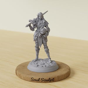 Könnte beinhalten: Eine graue Miniaturfigur aus Harz, die einen Krieger auf einem runden Sockel darstellt. Die Figur trägt eine detaillierte Rüstung, ein Schwert über der Schulter und hält einen Helm. Der Sockel steht auf einer Holzscheibe mit der Aufschrift Soul Sculpt.