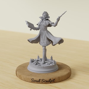 Könnte beinhalten: Eine graue Miniaturfigur aus Harz, die einen Zauberer in einem langen Mantel mit komplizierten Mustern darstellt, der ein offenes Buch und einen Zauberstab hält. Die Figur steht auf einem runden Sockel mit Totenkopf und Kerzen, beschriftet mit Soul Sculpt.