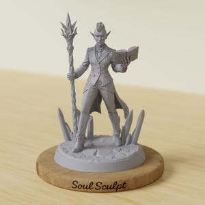 Könnte beinhalten: Graue Figur einer Person im Anzug, die einen Stab und ein Buch hält. Die Figur steht auf einem Holzsockel mit dem Text "Soul Sculpt". Die Figur ist von gezackten, grauen Formen umgeben.