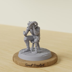 Puede incluir: Una figura gris de una figura sentada con cuernos grandes, que lleva una armadura y botas detalladas. La figura está sentada en un pequeño taburete, montado sobre una base de madera. El texto "Soul Sculpt" es visible.