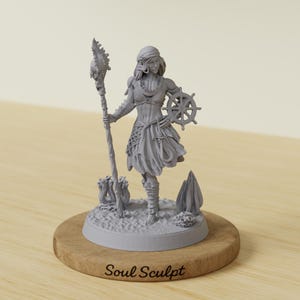 Può includere: Una tazza di ceramica bianca con manico nero e la scritta "But First, Coffee" in grassetto nero. La tazza è posta su uno sfondo sfocato, che suggerisce un'atmosfera accogliente.