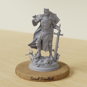 以下が含まれることがあります： 剣と盾を持ち、手袋に鳥がとまっている、全身鎧を着た騎士の灰色の彫刻。騎士は木製の台座に取り付けられた詳細な台座の上に立っています。「Soul Sculpt」の文字が台座に表示されています。