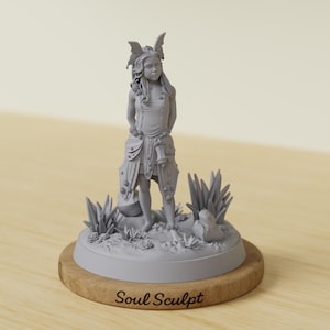 Könnte beinhalten: Eine graue Skulptur einer jungen Person mit schmetterlingsartigen Flügeln und einem detaillierten Outfit, die auf einer Basis mit Pflanzen und Felsen steht. Die Basis steht auf einem Holzring. Der Text "Soul Sculpt" befindet sich unten.