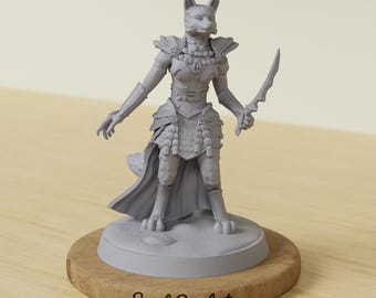 Op de afbeelding: Een grijze beeldje van een humanoïde vos-krijger, gekleed in een harnas en met een mes. De figuur staat op een cirkelvormige basis met de tekst "Soul Sculpt" onderaan. De basis staat op een houten oppervlak.