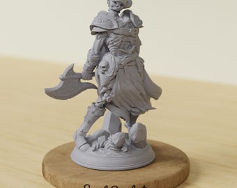 Op de afbeelding: Grijze, gedetailleerde figuur van een skeletkrijger met een bijl, gekleed in harnas en een hoed. De figuur staat op een houten voet met de tekst "Soul Sculpt".
