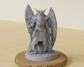 Op de afbeelding: Een grijze beeldje van een humanoïde uil met grote vleugels, harnas en een staf, staand op een houten voet. Het beeldje heeft ingewikkelde details en is gemarkeerd met "Soul Sculpt" op de voet.