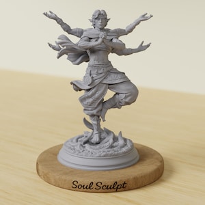 Puede incluir: Una escultura gris de una figura con múltiples brazos, en una pose dinámica, de pie sobre una base detallada. La escultura está montada sobre una base de madera redonda. El texto "Soul Sculpt" es visible en la base de madera.