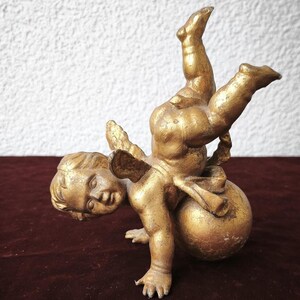 Figura vintage de querubín dorado sobre globo terráqueo, estatua de putti alado, decoración barroca para el hogar, ornamentada.