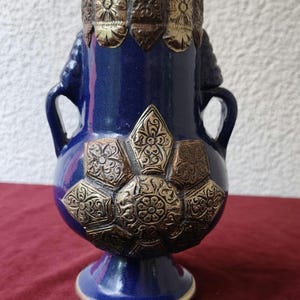 Vase antique marocain en céramique bleu cobalt, amphore berbère artisanale en métal ciselé.