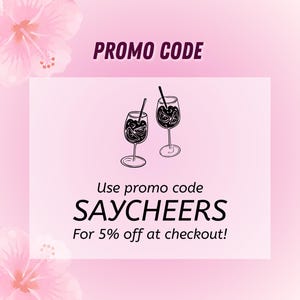 K&ouml;nnte beinhalten: Rosa Werbegrafik mit dem Text "PROMO CODE" in Dunkelviolett. Zwei skizzierte Weingl&auml;ser mit Fr&uuml;chten und Strohhalmen sind abgebildet. Der Text "Use promo code SAYCHEERS For 5% off at checkout!" ist ebenfalls enthalten.