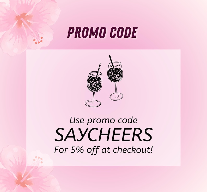 K&ouml;nnte beinhalten: Rosa Werbegrafik mit dem Text "PROMO CODE" in Dunkelviolett. Zwei skizzierte Weingl&auml;ser mit Fr&uuml;chten und Strohhalmen sind abgebildet. Der Text "Use promo code SAYCHEERS For 5% off at checkout!" ist ebenfalls enthalten.