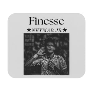 Puede incluir: Posavasos en blanco y negro con una imagen borrosa de un futbolista. La palabra "Finesse" está encima de la imagen, con "NEYMAR JR" y estrellas debajo. El posavasos tiene forma cuadrada redondeada.