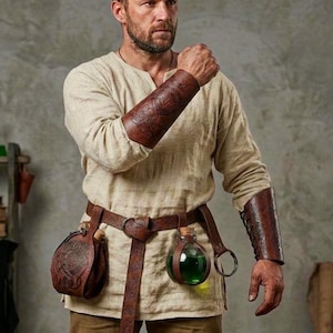 Zestaw akcesoriów renesansowych. Średniowieczna skórzana sakiewka na pas, butelka na mikstury i naramienniki – kompletny zestaw renesansowy.