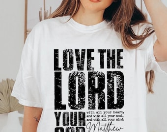 Liebe den Herrn, deinen Gott PNG, Vintage Christian Faith Shirt Design, religiöses Zitat PNG, inspirierender Bibelvers, Distressed Christian Women