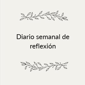 Może przedstawiać: Kremowy dziennik z napisem "Diario semanal de reflexión" i dekoracyjnym kwiatowym wzorem. Dziennik zawiera również tekst "Un espacio para conectar contigo cada dia".