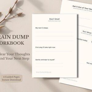 Op de afbeelding: Een Brain Dump werkboek met vier begeleide pagina's van gebroken wit papier met donkere tekst. De pagina's bevatten secties met de titels Start Small, Get It Out of Your Head en Sort What Matters, met lijnen voor het noteren van taken.