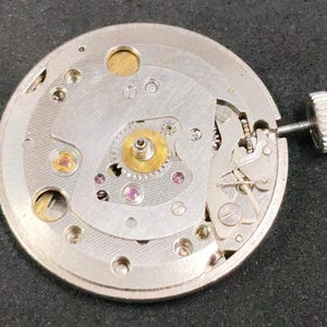 Movimiento completo de cuerda Seiko calibre n.° 66b, corona a las 3 en punto E-1