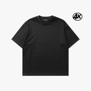 Pode incluir: Camiseta preta lisa de manga curta com gola redonda. A camiseta tem um corte folgado e uma pequena etiqueta na gola. Um logotipo "4K" em preto e branco está no canto superior direito.