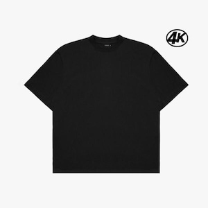 Puede incluir: Una camiseta negra lisa con cuello redondo y mangas cortas. La camiseta tiene un corte holgado y un diseño minimalista. El texto "4K" está en un círculo negro en la esquina superior derecha.