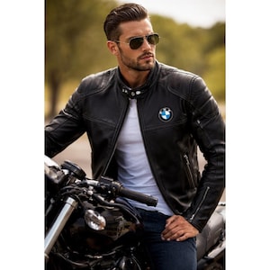 Puede incluir: Chaqueta de moto de cuero negro con un parche con el logotipo de BMW. La chaqueta tiene un diseño acolchado en los hombros y las mangas, un cuello alzado y bolsillos con cremallera. La persona lleva gafas de sol de aviador y una camiseta blanca.
