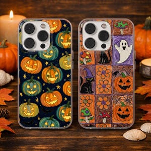 Puede incluir: Dos fundas para teléfono con diseños de Halloween. La funda izquierda tiene un fondo azul oscuro con calabazas naranjas y estrellas amarillas. La funda derecha presenta una cuadrícula de ilustraciones estilo dibujo a mano que incluyen un fantasma, un gato negro, calabazas y setas.