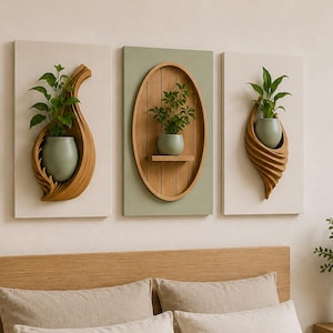 Puede incluir: Un conjunto de tres paneles decorativos de pared que incluye dos piezas rectangulares exteriores con soportes de madera tallada en forma de concha que contienen plantas verdes y un panel ovalado central con un estante de madera.