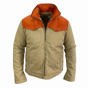 Op de afbeelding: Een gewatteerde jas in beige en oranje met een ritssluiting. De jas heeft twee voorzakken en een contrasterende oranje pas en kraag. De jas is neutraal van kleur en geschikt voor diverse gelegenheden.