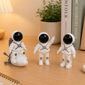 3-delat set med astronautfigurer - Rymddekoration för skrivbord, söta astronautprydnader, estetisk rumsdekoration, minimalistisk