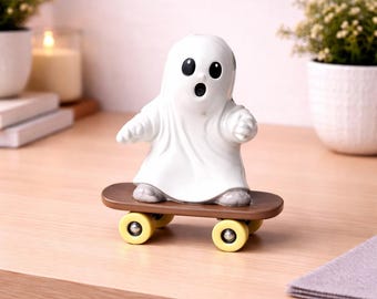 Figura de fantasma en patineta: lindo adorno para escritorio, mini estatua de fantasma, decoración estética para estantes, regalo para patinadores.