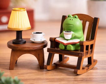 Mini Frog Desk Decor Set - Cozy Frog Figurine with Rocking Chair, Lamp & Table, Cute Desk Ornament, Miniature Room, Gift for Desk Lovers