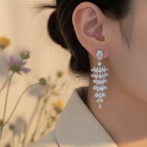 Weihnachtsbaum Ohrringe: Funkelnde Zirkontropfen - Leichter Silberton