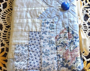 Handgemachte gesteppte Bibelhülle - Blaue Blumen | 36cm x 23cm | Handverziert