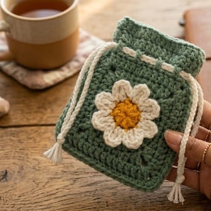 Daisy Flower Drawstring Pouch Crochet: Beginner-Friendly Pattern, Easy Granny Square purse with step-by-step images