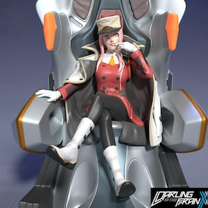 Puede incluir: Figura detallada de un personaje de "Darling in the Franxx" sentado en una silla futurista. La figura viste un uniforme rojo y negro con una capa blanca, botas blancas y un sombrero a juego. La silla es plateada con detalles en naranja.