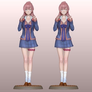 Op de afbeelding: Twee identieke anime-stijl beeldjes van een jonge vrouw in schooluniform. Het uniform is blauw met een roze strik en bies. Ze heeft roze haar en houdt haar handen omhoog. De beeldjes staan op een bruine basis.