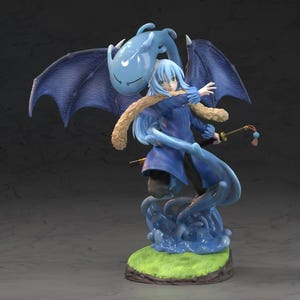Könnte beinhalten: Detaillierte Figur eines Charakters aus "That Time I Got Reincarnated as a Slime". Die Figur zeigt einen blau gekleideten Charakter mit hellblauen Haaren, Flügeln und einem Schleim-Begleiter. Der Sockel ist grün und braun, mit dem Logo der Show oben links.