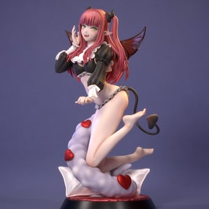 Może przedstawiać: Szczegółowa figurka żeńskiej postaci z anime z różowymi włosami, zielonymi oczami i rogami diabła. Nosi czarno-biały strój, ma skrzydła nietoperza i ogon. Figurka jest ustawiona na podstawie w kształcie chmury z czerwonymi akcentami w kształcie serca.