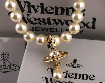In doos Vivienne Westwood-parelketting, goudkleurige Saturnus-hanger CZ, cadeau voor haar