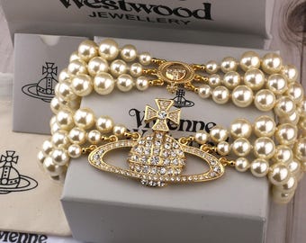 Collana di perle Vivienne Westwood, catena di perle a tre strati in oro, ciondolo Saturno grande con zirconi, regalo per lei.