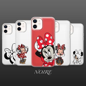 Op de afbeelding: Een verzameling telefoonhoesjes met Minnie Mouse-ontwerpen. De hoesjes tonen Minnie in verschillende poses, met haar kenmerkende rode en witte polkadot strik. De hoesjes zijn voornamelijk wit met een rode hoes in het midden. Het woord "NOIRE" staat onderaan.