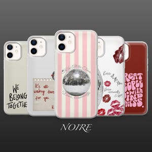 Könnte beinhalten: Eine Auswahl an Handyhüllen mit verschiedenen Designs. Eine Hülle hat rosa und weiße Streifen mit einem Discokugel-Motiv und dem Text "Kiss All the Time. Disco, occasionally." Andere Hüllen zeigen Text und Lippenabdrücke.