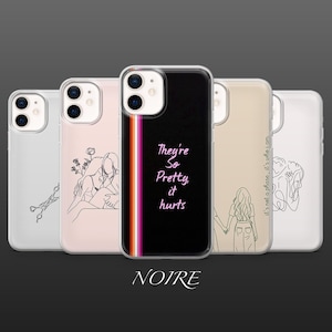 Puede incluir: Una colección de fundas para teléfonos con varios diseños. Una funda es negra con el texto "They're So Pretty, it hurts" y una franja vertical. Otras fundas presentan dibujos lineales de figuras y el texto "it's not a phase, it's who i am".