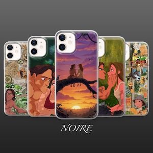 Pode incluir: Capas de telefone transparentes com várias ilustrações temáticas de Tarzan. As capas apresentam imagens de Tarzan e Jane em cenas românticas, paisagens da selva e designs de mapas. A palavra "NOIRE" é impressa em itálico na parte inferior da imagem.
