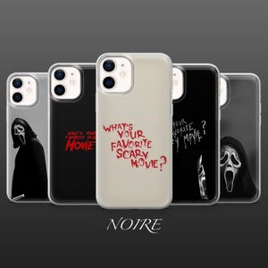 Pode incluir: Várias capas de telemóvel com designs inspirados no filme de terror "Scream". As capas mostram a icónica máscara Ghostface e frases como "What's Your Favorite Scary Movie?" em texto vermelho. A marca "NOIRE" está na parte inferior.