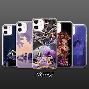 Pode incluir: Cinco capas transparentes para smartphone com várias ilustrações gráficas de personagens animados com olhos brilhantes e temas sombrios. Os designs incluem céus estrelados, silhuetas e retratos detalhados. A palavra NOIRE está impressa abaixo.